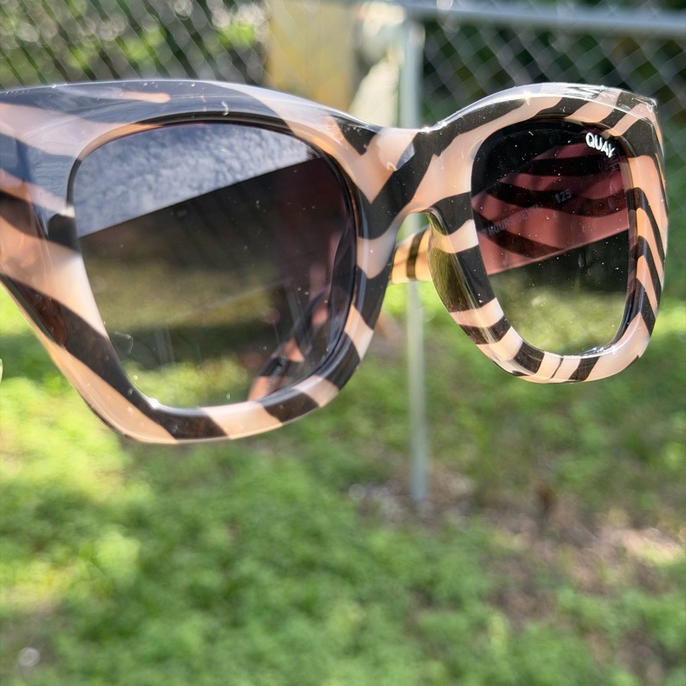 QUAY AUSTRALIA After Hours Bevel Zebra Stripe Frame Smoke Lens Sunglasses 100% U - Picture 10 of 16